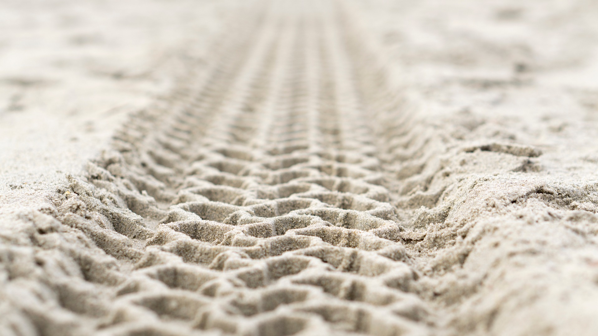 Reifenspuren im Sand